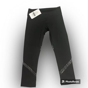 NWT Fabletics Debbie Capri leggings with beautiful subtle detail at calf XS
